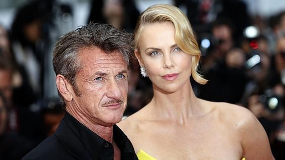 Sean Penn y Charlize Theron posan en Cannes.