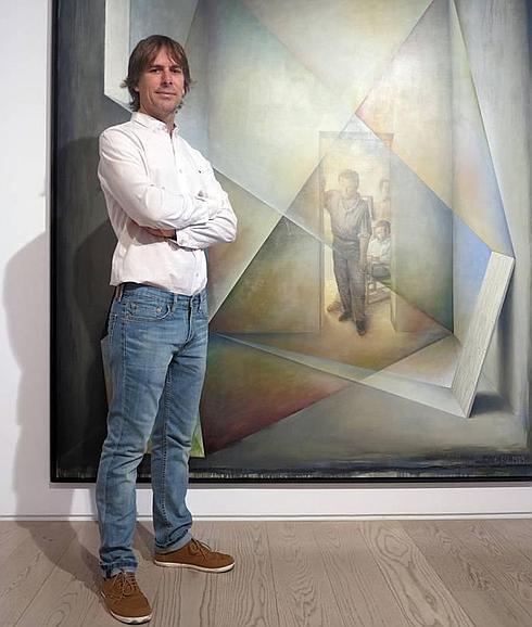Simon Zabell, junto a una pintura de Pérez Villalta.