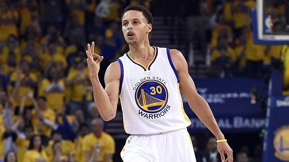 Stephen Curry celebra tras anotar un triple. 