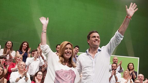 El secretario general del PSOE, Pedro Sánchez (d), junto a la presidenta andaluza en funciones, Susana Díaz, durante el mitin.