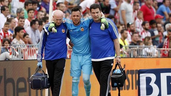 Diego Alves (c), se retira tras sufrir la lesión. 