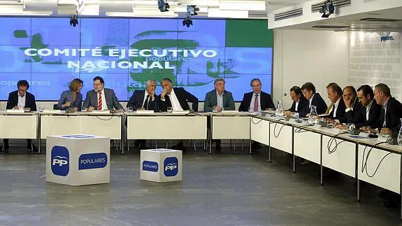 El presidente del Gobierno y del PP, Mariano Rajoy preside la reunión del Comité Ejecutivo Nacional de su partido para analizar los resultados de las elecciones autonómicas y locales.