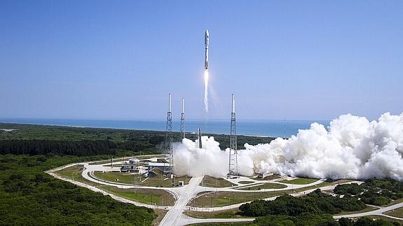 Lanzamiento de un cohete Atlas V desde Cabo Cañaveral (Florida).