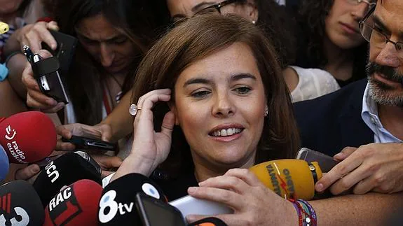 La vicepresidenta del Gobierno, Soraya Sáenz de Santamaría, atiende a los medios.