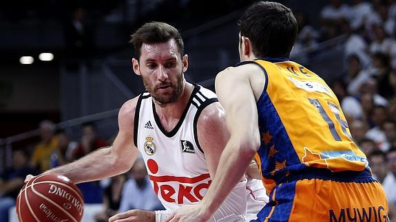 El alero del Real Madrid Rudy Fernández (i) pugna un balón con Guillem Vives, del Valencia Basket.