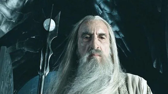 Christopher Lee, caracterizado como Saruman. 