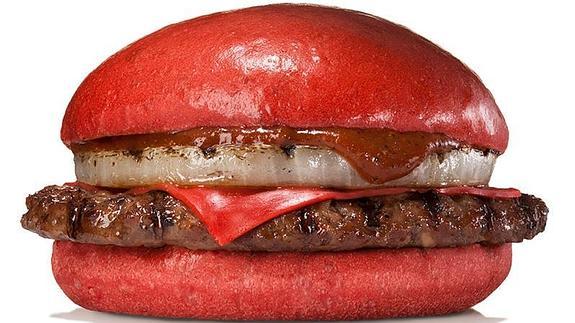 La hamburguesa de queso y pan rojo, carne de res y salsa de guindilla y miso rojo.