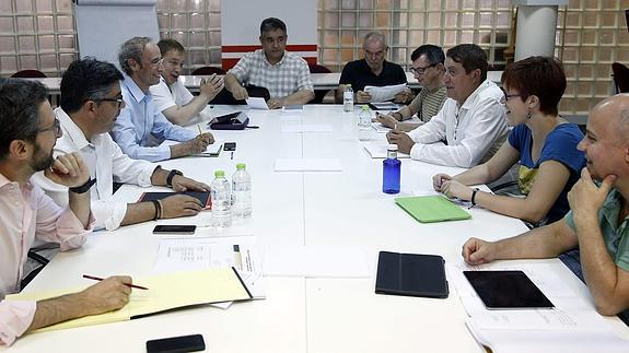 Reunión entre los equipos negociadores del PSPV y de Compromís.
