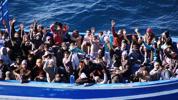 Inmigrantes rescatados frente a las costas de Lampedusa. 