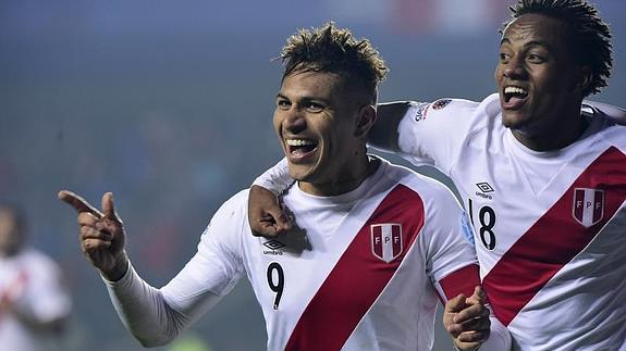 Paolo Guerrero (izq.) celebra su gol con André Carrillo. 