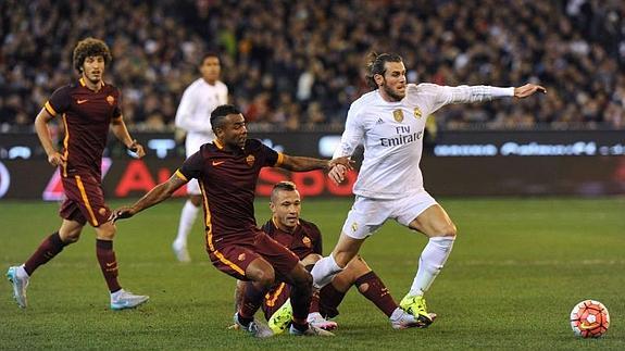 Gareth Bale (d.), en una jugada del partido. 