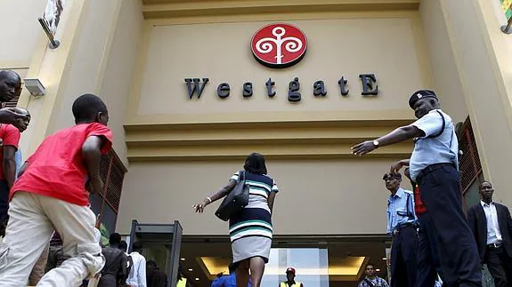 Varias personas acceden al centro comercial Westgate, en Nairobi.