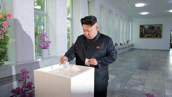 Kim Jong-un, votandop en Pyongyang.