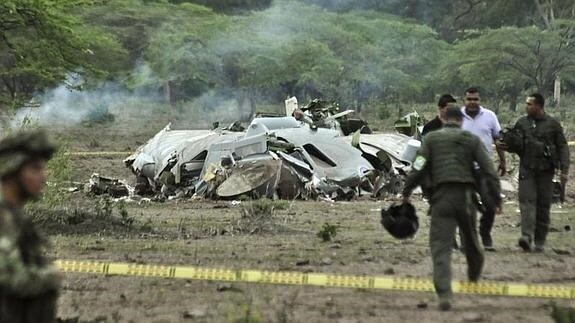 Militares colombianos, en el lugar del accidente. 