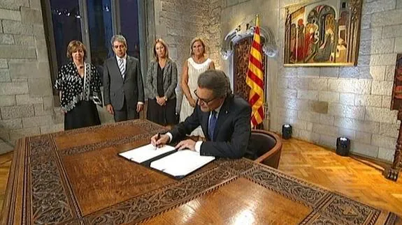 Artur Mas firma el decreto de convocatoria del 27-S. 