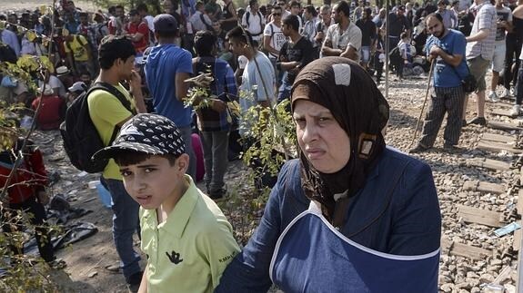 Inmigrantes esperan para cruzar desde Grecia a la ciudad de Gevgelija (Macedonia). 