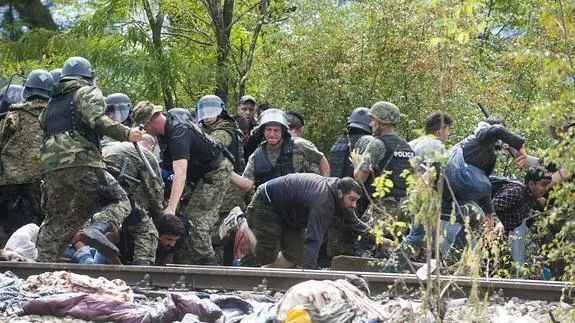 Las fuerzas de seguridad macedonias tratan de contener a los inmigrantes. 