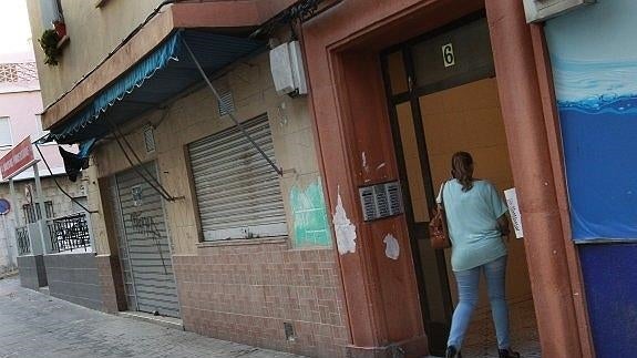 Una mujer entra en el edificio en el que tuvo lugar la brutal agresión. 