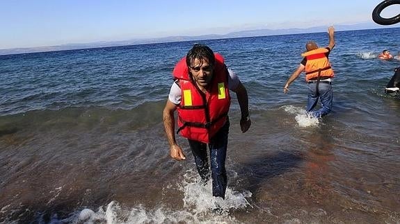 Un sirio llega a Mytilini, en Lesvos. 