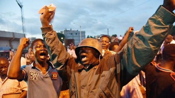 Partidarios de los golpistas corean lemas en las calles. 