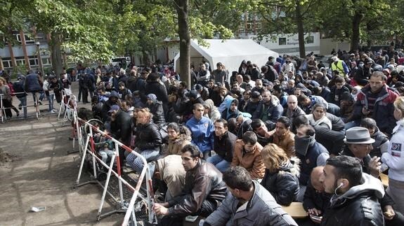 Decenas de refugiados esperan frente a la Oficina Estatal de Salud y Bienestar de Berlín.