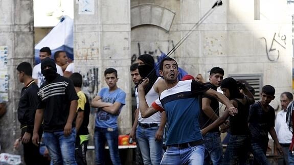 Un grupo de palestinos se enfrenta a las fuerzas israelíes en Hebrón. 