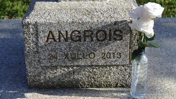 Pie de la estatua en homenaje a las victimas del accidente del Alvia.