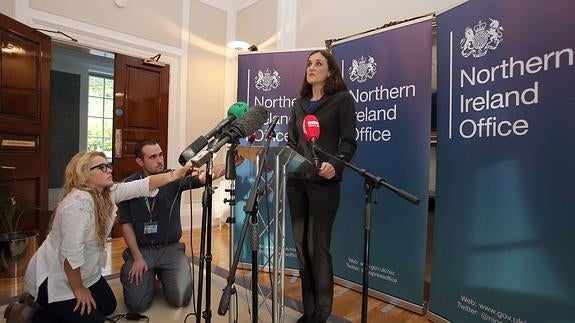 La ministra británica para Irlanda del Norte, Theresa Villiers.