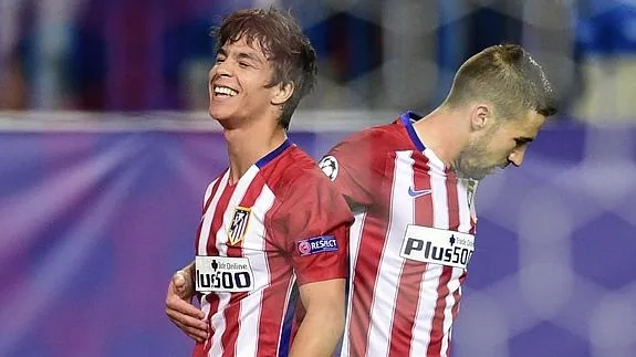 Torres celebra un gol con Gabi. 