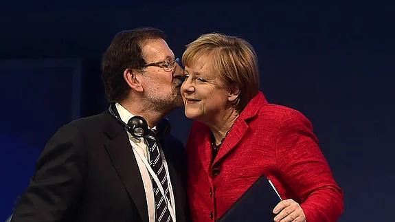 Mariano Rajoy besa a Angela Merkel.