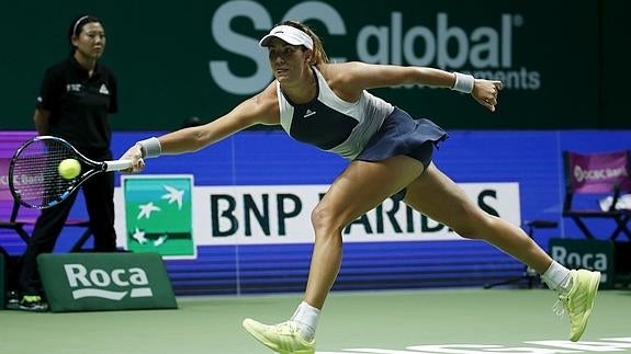 Muguruza golpea la pelota. 