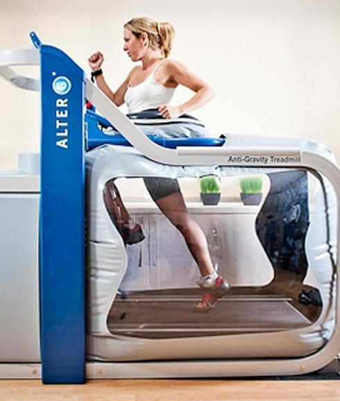 Alter-G es como una cinta de correr convencional pero con una bolsa acoplada a la cintura.