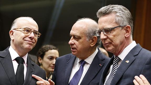 Jorge Fernández Díaz (c), conversa con Bernard Cazeneuve (i) y Thomas de Maiziére.