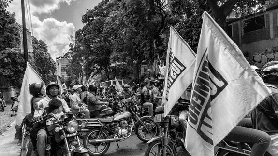 Grupo de militantes de la Mesa de la Unidad haciendo campaña en el barrio de la Morán en Catía, bastión chavista.