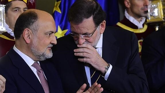 Mariano Rajoy y el presidente del Tribunal Constitucional, Francisco Pérez de los Cobos.
