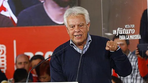 Felipe González durante el mitin del PSOE en Vicálvaro (Madrid).