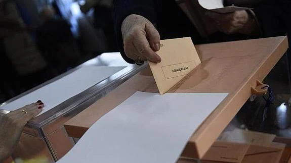 Un ciudadano deposita su voto en la urna electoral.
