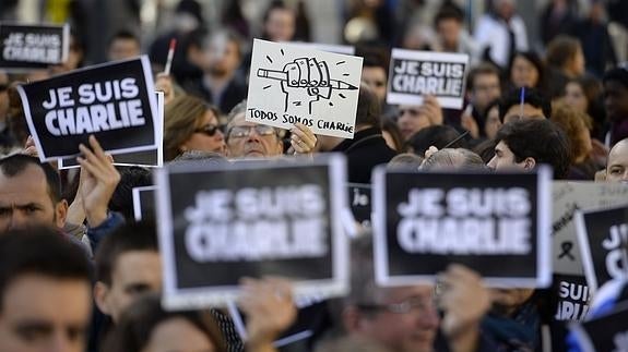 Carteles de "Yo soy Charlie" durante una concentración en recuerdo de las victimas.