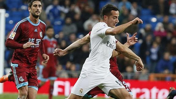 Lucas Vázquez disputa un balón ante la Real Sociedad. 