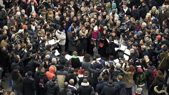 El coro interpreta una pieza durante el homenaje.