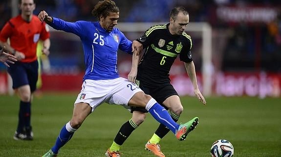 Iniesta, pela por el cuero durante un encuentro ante Italia. 