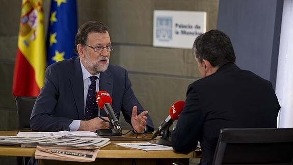 El presidente del Gobierno, Mariano Rajoy, durante la entrevista. RNE | Atlas