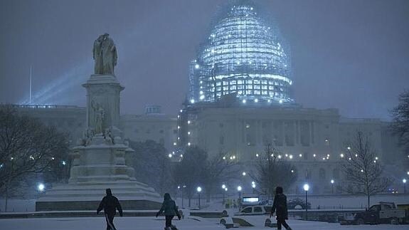 El Capitolio de Washington, cubierto de nieve. 