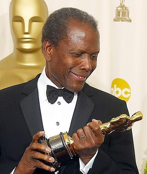 Sidney Poitier recibiendo el Oscar Honorífico en 2002.