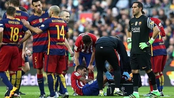 Augusto Fernández, centrocampista del Atlético, lesionado en el Camp Nou. 