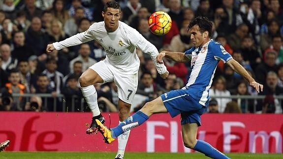 Cristiano Ronaldo (i) pelea un balón. 