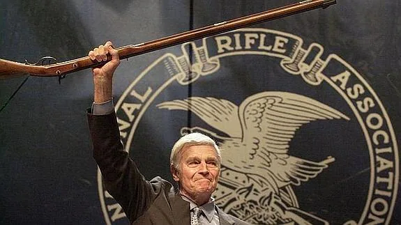 Charlton Heston, Presidente de la Asociación Nacional del Rifle (2003).