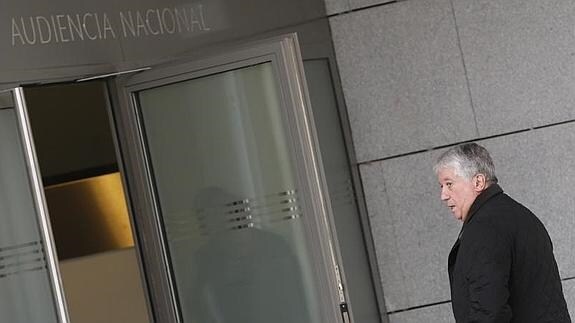 Arturo Fernández, a su llegada ayer a la Audiencia Nacional. 