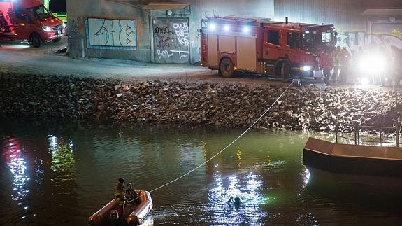Labores de rescate del vehículo siniestrado en un canal de Estocolmo.