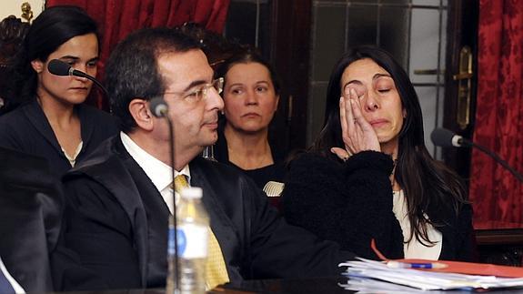 Raquel Gago (d), Montserrat González (c. fondo) y su hija Triana Martínez. 